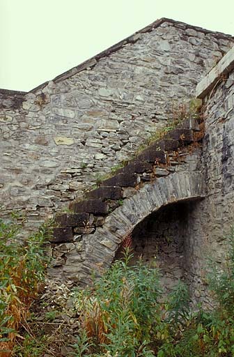 Saillant 1. Bâtiment des latrines. A gauche, escalier d'accès au bastionnet.