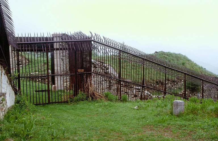 Porte sud-est, vue extérieure.