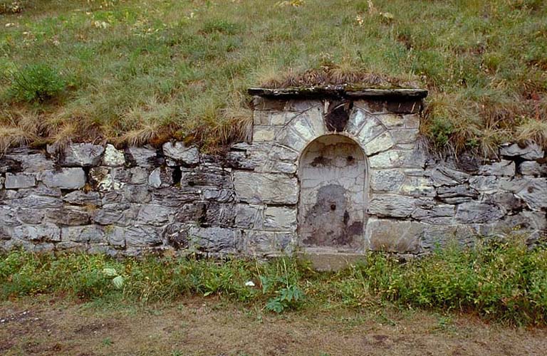 Fontaine, en face du casernement extérieur.