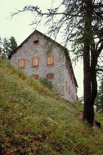 Casernement extérieur. Le bâtiment vu du sud.