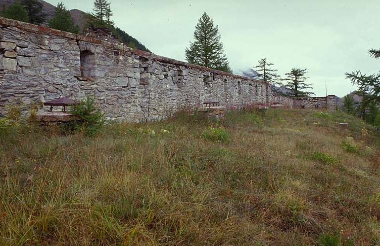 Superstructure de la caserne et revers du parapet de gorge.