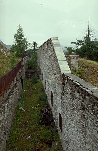 Ensemble du front de gorge pris d'enfilade depuis le saillant 1. En bas, à droite, fenêtres des casemates logements.