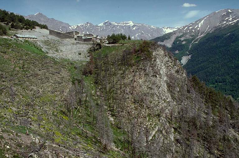 Vue générale prise de l'arrière. A l'arrière-plan, extrémité nord de la chaîne de l'Empeloutier.