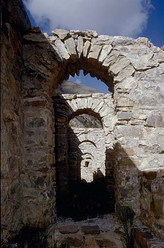 Vue d'enfilade du chemin de ronde de la branche gauche du front de tête 3-4.