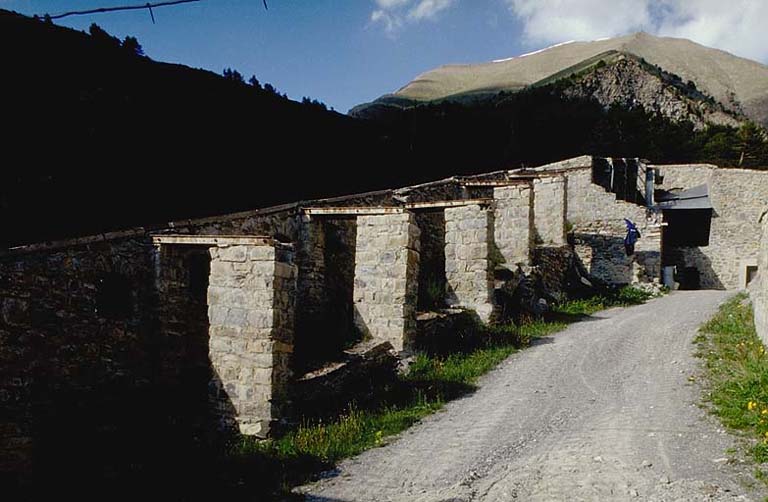 Vue intérieure du front de gorge prise de l'entrée vers le nord-est. A gauche, chemin de ronde. En arrière, crête du Signal de la Condamine et postes extérieurs.