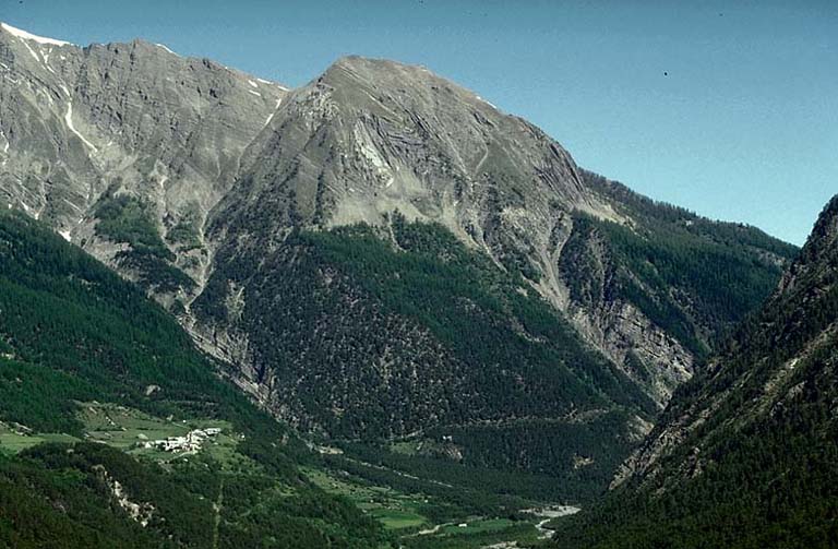 Vue générale prise du sud-est. Dans le cercle inférieur : redoute de Berwick. Au-dessus, à gauche, village de Tournoux et site du camp. Dans le cercle central : la redoute ruinée. A l'arrière-plan, la tête de Cassoun.