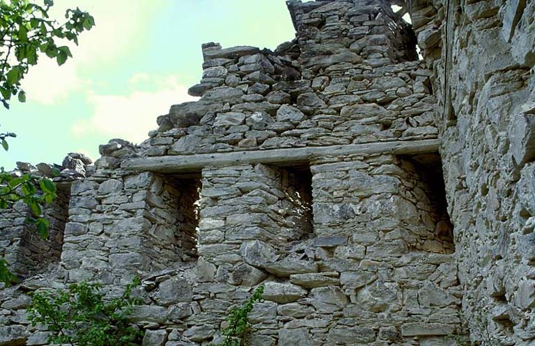 Vue intérieure de la face nord-ouest. Détail des créneaux verticaux.