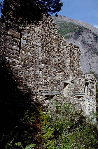 Vue extérieure du flanc droit. A droite, près de l'angle, poterne d'entrée.