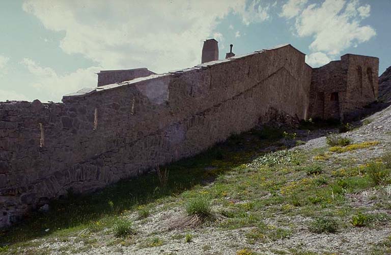 Flanc gauche de l'enceinte. A droite, bastionnet n° 2.