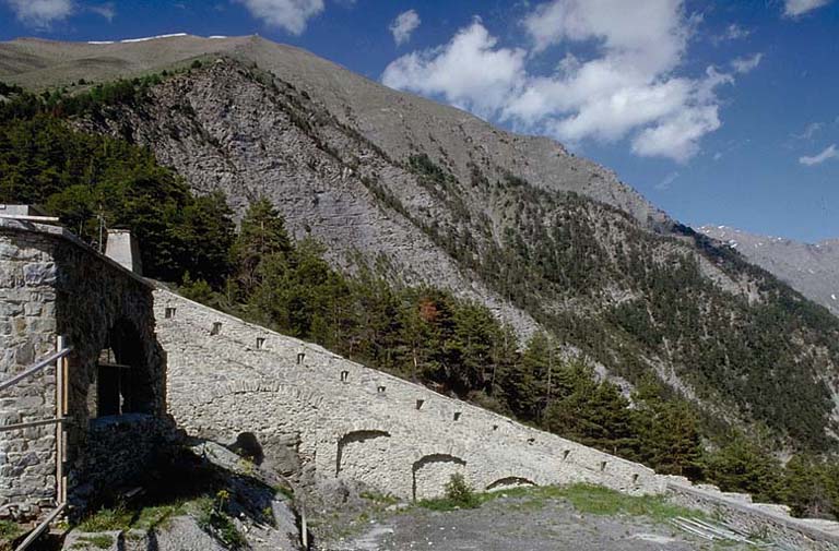 Vue intérieure du flanc gauche. A gauche, mur de tête de la casemate E.