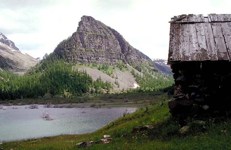 Lac, tour et chalet.