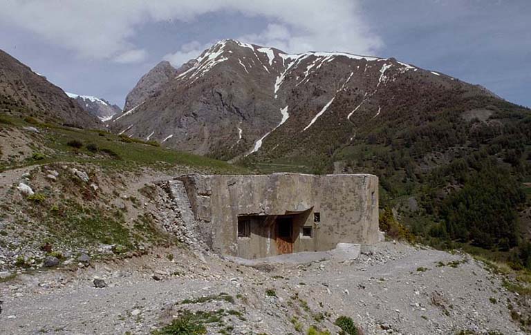 Bloc 2. Vue d'ensemble. Derrière, vallon du Riou du Pinet et sommet de Roir Alp.