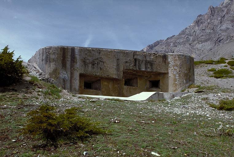 Bloc 5. Vue d'ensemble de la face sud-est. Remarquer la façade décrochée en plan. A droite, l'avant-corps de la caponnière double centrale.