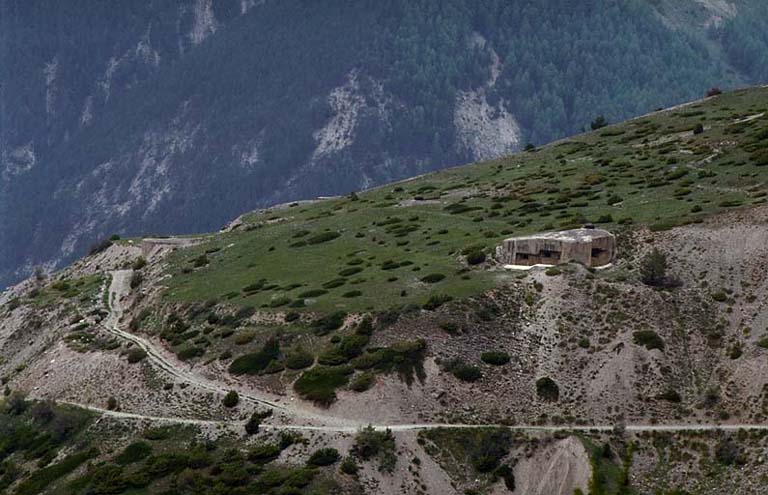 L'ouvrage, vue d'ensemble prise de l'avant, depuis le plateau de Mallemort.