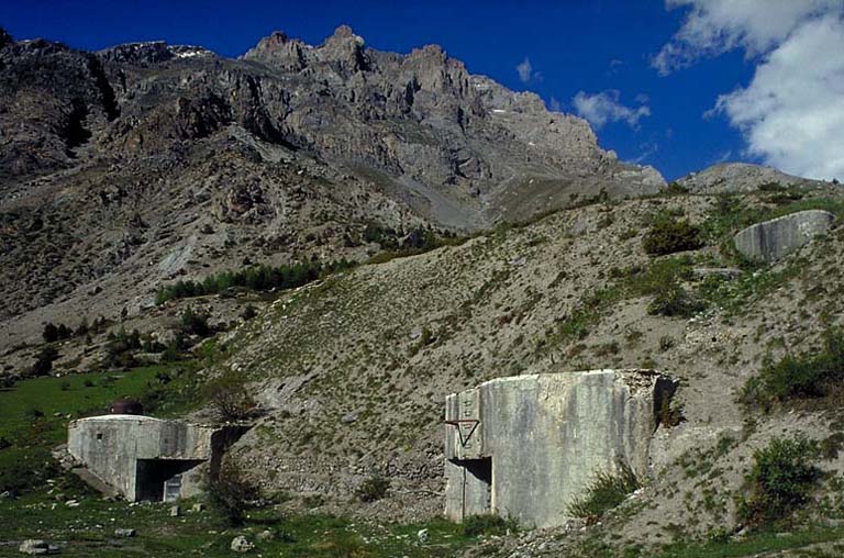 Vue d'ensemble, prise de l'arrière. A gauche, le bloc 1, à droite, blocs 2 et 3 (cheminée).