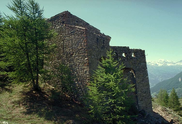 Saillant arrière gauche. Vue extérieure prise de l'ouest.