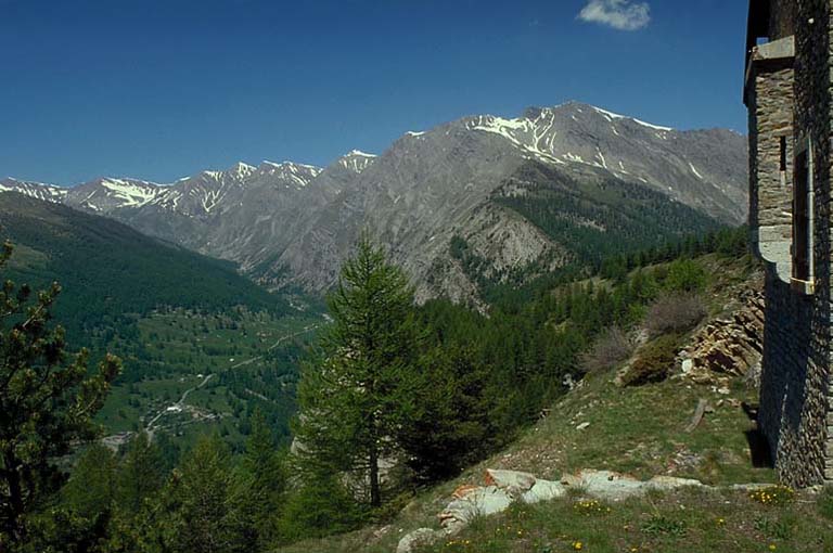 Vue sur la vallée du Parpaillon. Au centre, massif de la tête de l'Infernet et du Vallon Claus. Au premier plan, avant-corps du casernement.