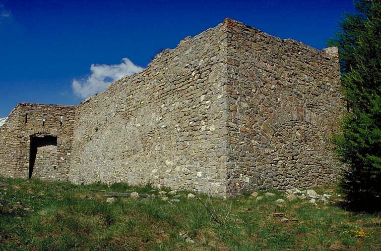 Flanc droit et saillant du bastionnet de droite. Vue extérieure.