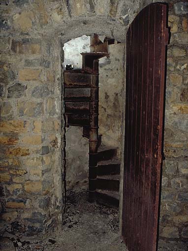 Casernement. Escalier montant au terre-plein supérieur.