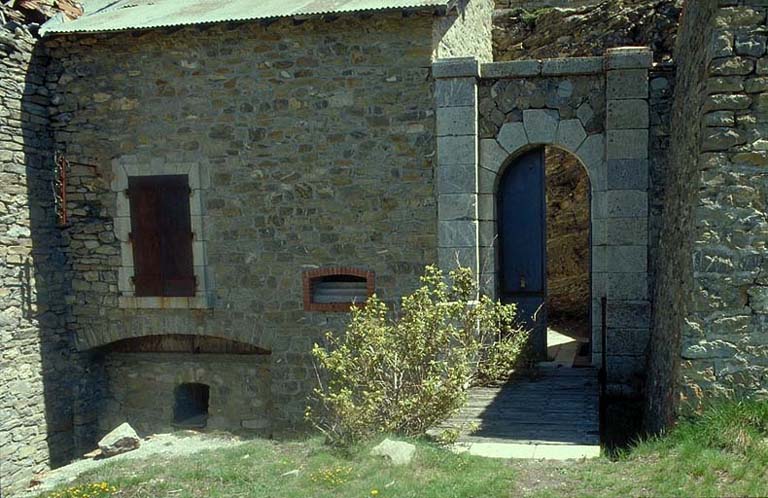 Vue générale de l'entrée et aile droite du casernement.