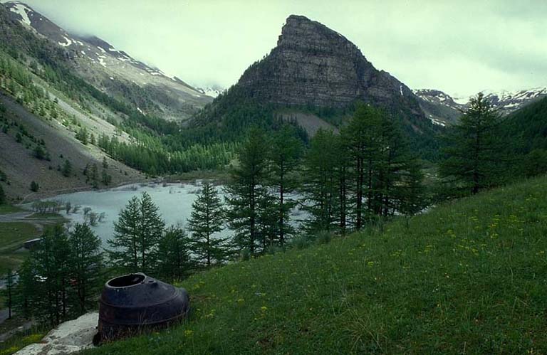 Le lac et la tour des Sagnes vus du point d'appui. Au premier plan, tourelle démontable de mitrailleuse de gauche.