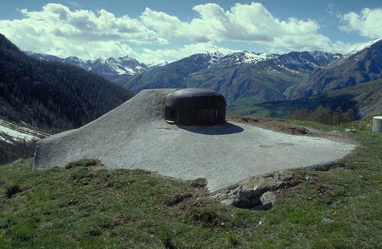 Bloc 4. Vue avant droite de la cloche observatoire par éléments. Au fond, le col de Vars. ; Ouvrage de Plate Lombarde. Cloche observatoire.