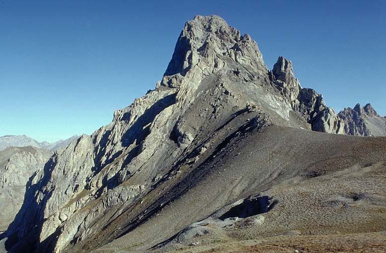 Le sommet de la Meyna (3065 m) vu de la batterie.