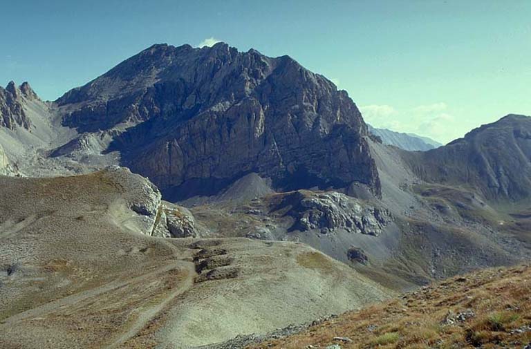 Au fond, le massif de la Tête de Sautron vu de la batterie, avec à gauche le col de Portiolla et, à droite, le col de Sautron. Au premier plan, route d'accès à la batterie, et, dans le virage, emplacements de pièces des 150 T.