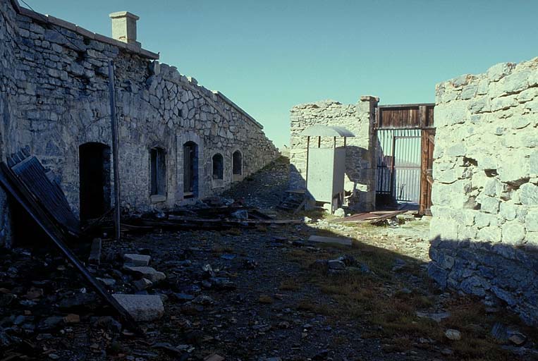 Cour centrale vue de l'extrémité est. A gauche, façade des casemates centrales, rampe d'accès aux dessus, et entrée de l'ouvrage.