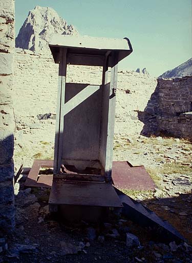 Cour centrale, édicule Goux.