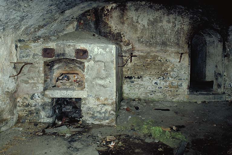 Casemate centrale. Local 7. Vue intérieure. Four à pain. A droite, entrée du couloir 13.