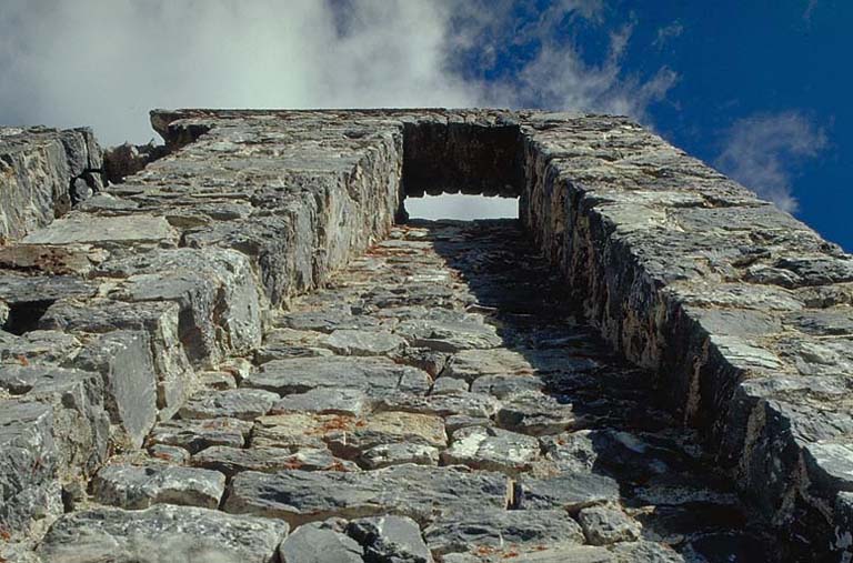 Saillant 5. Face sud. Créneaux de pied vus de bas en haut.