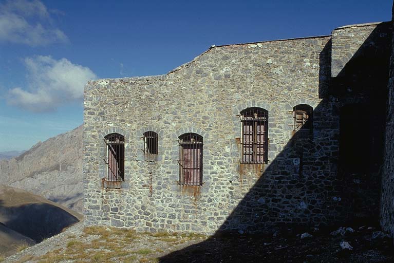 Face sud du saillant ouest. Vue extérieure, façade des chambres 15 et 16.