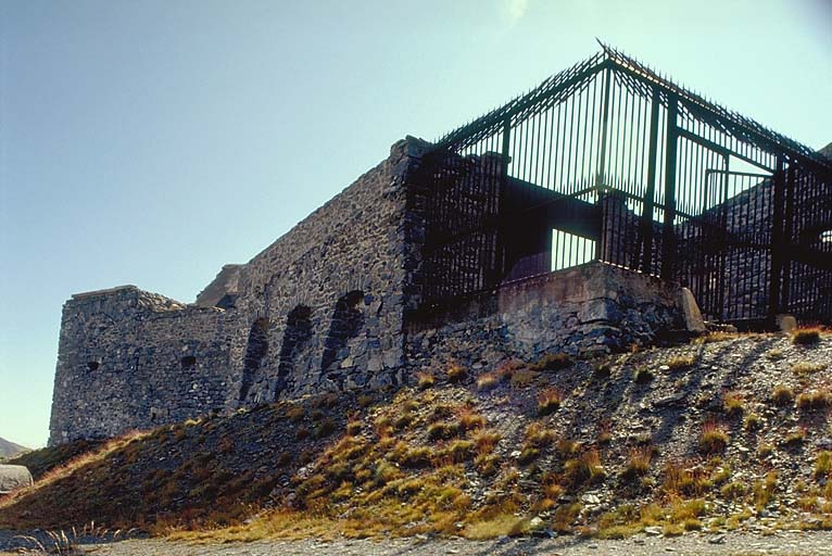 Entrée de l'ouvrage. Vue extérieure prise du nord-ouest.