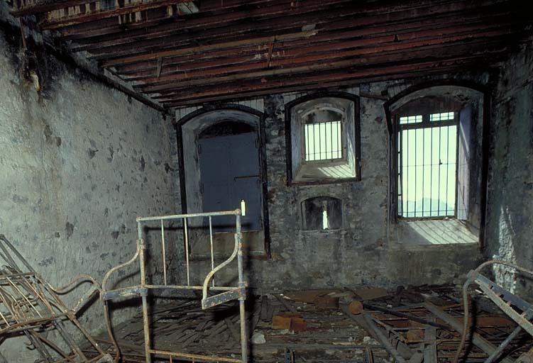 Chambre 16. Vue intérieure prise depuis le couloir.