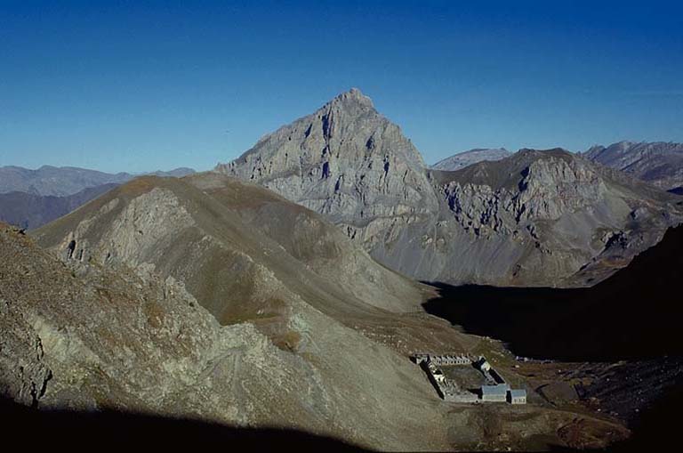 Vue d'ensemble prise de la batterie. A gauche, chemin d'accès à la batterie et col de Mallemort. Dans le cercle, le blockhaus de Roir Alp et, derrière, vallée du torrent du Pinet et rochers de Saint-Ours.