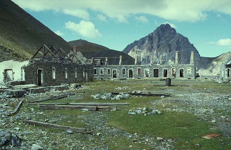 Cour centrale, vue prise vers l'ouest. A gauche, bâtiment e et au centre, bâtiment g. A l'arrière plan, au centre gauche, sommet et blockhaus de Roir Alp. A droite, les rochers de Saint-Ours.