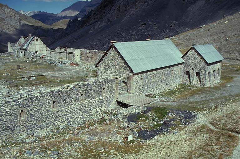 Front sud-est. A gauche, entrée. A droite, bâtiment c et bastionnet b. A l'arrière plan, pied des escarpements du sommet de la Meyna.