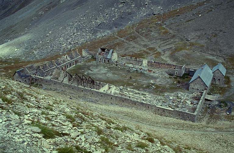 Vue d'ensemble prise au sud-ouest des derniers lacets de la route d'accès à la batterie.