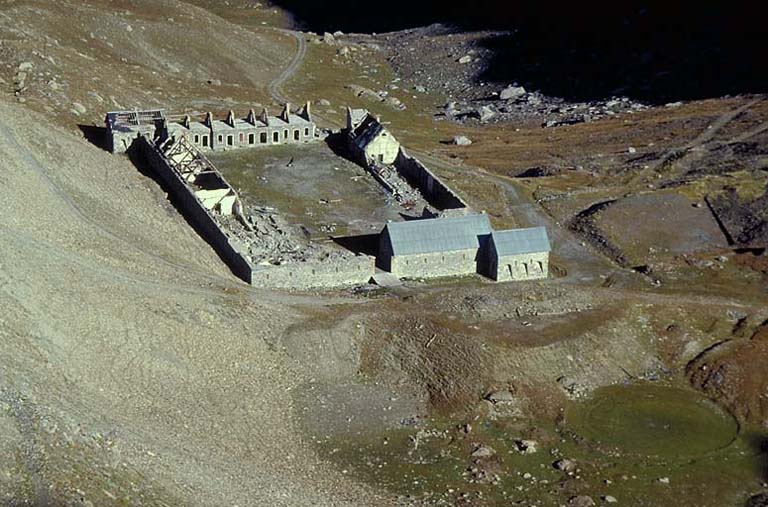 Vue d'ensemble prise du sud, du côté de l'entrée, depuis le