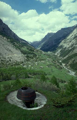 Tourelle démontable de droite. Vue générale prise de l'arrière en direction de la haute Ubaye. Au fond, au centre, le hameau de Saint-Antoine.