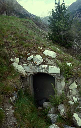 Entrée arrière de la galerie d'accès à la tourelle démontable de droite. Date 1939 sur le linteau.