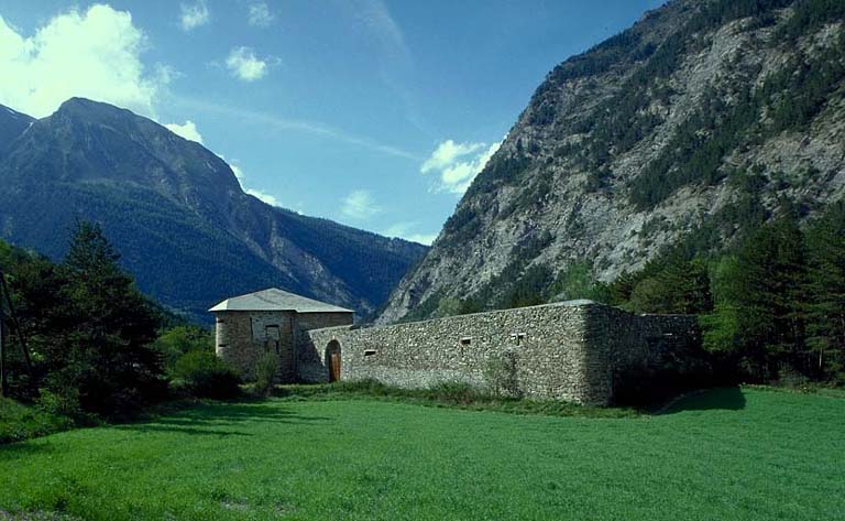 Vue générale de l'ouvrage prise du sud.