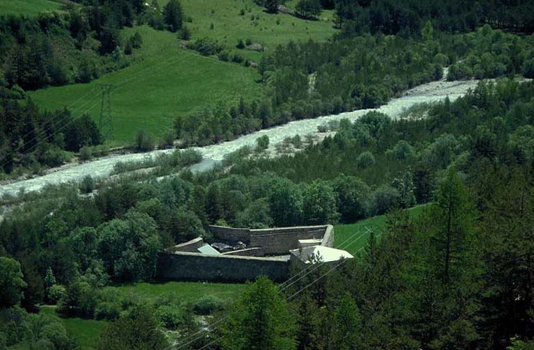 La redoute vue du village de Tournoux.