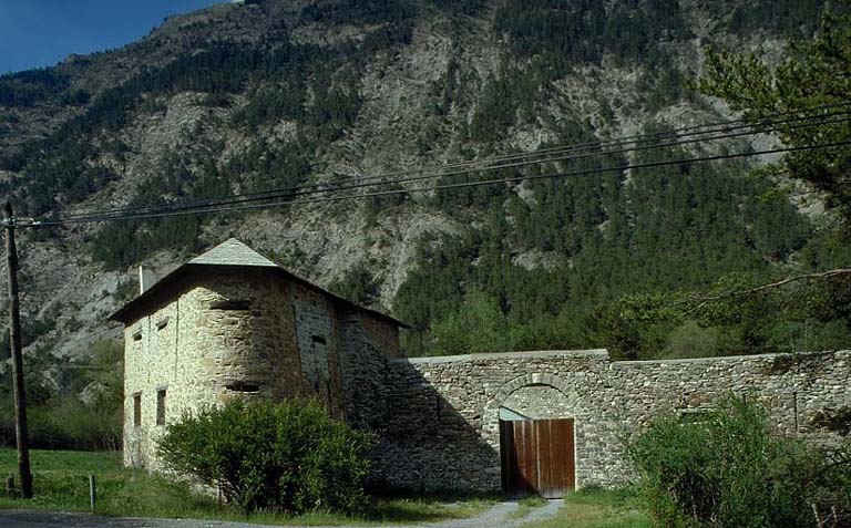 Tour réduit et portail d'entrée vus de l'extérieur, au sud-ouest.