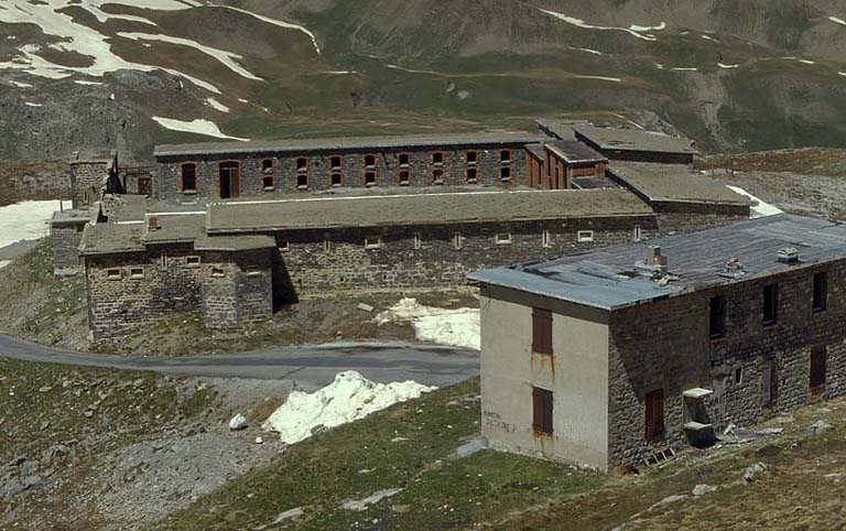 Le casernement défensif vu de l'est, de la route du col. Au premier plan à droite, vue arrière du pavillon d'officiers F. De face, la façade sur cour du bâtiment a, et la façade extérieure du bâtiment c, à droite, bâtiment b.