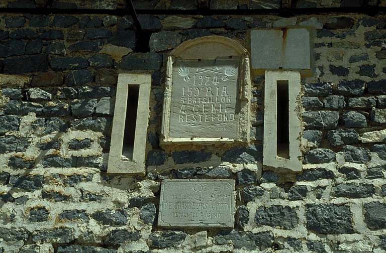 Casernement défensif. Face sud, plaques commémoratives.