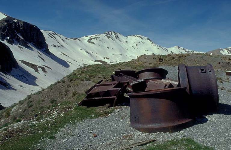 Dépôt de cuirassements sur le terre-plein des écuries. Embases de cloches et trémies de 81 mm de casemate.