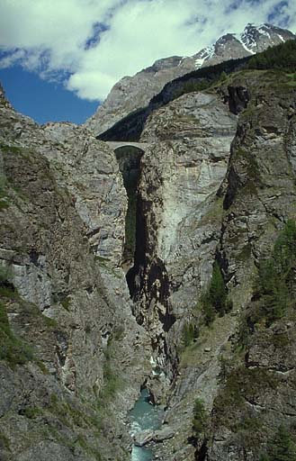 Gorge et pont du Châtelet vus du sud-ouest.