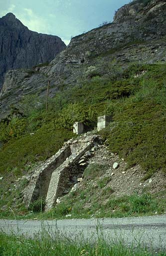 Entrées de l'abri inférieur le long de la route de Fouillouze.